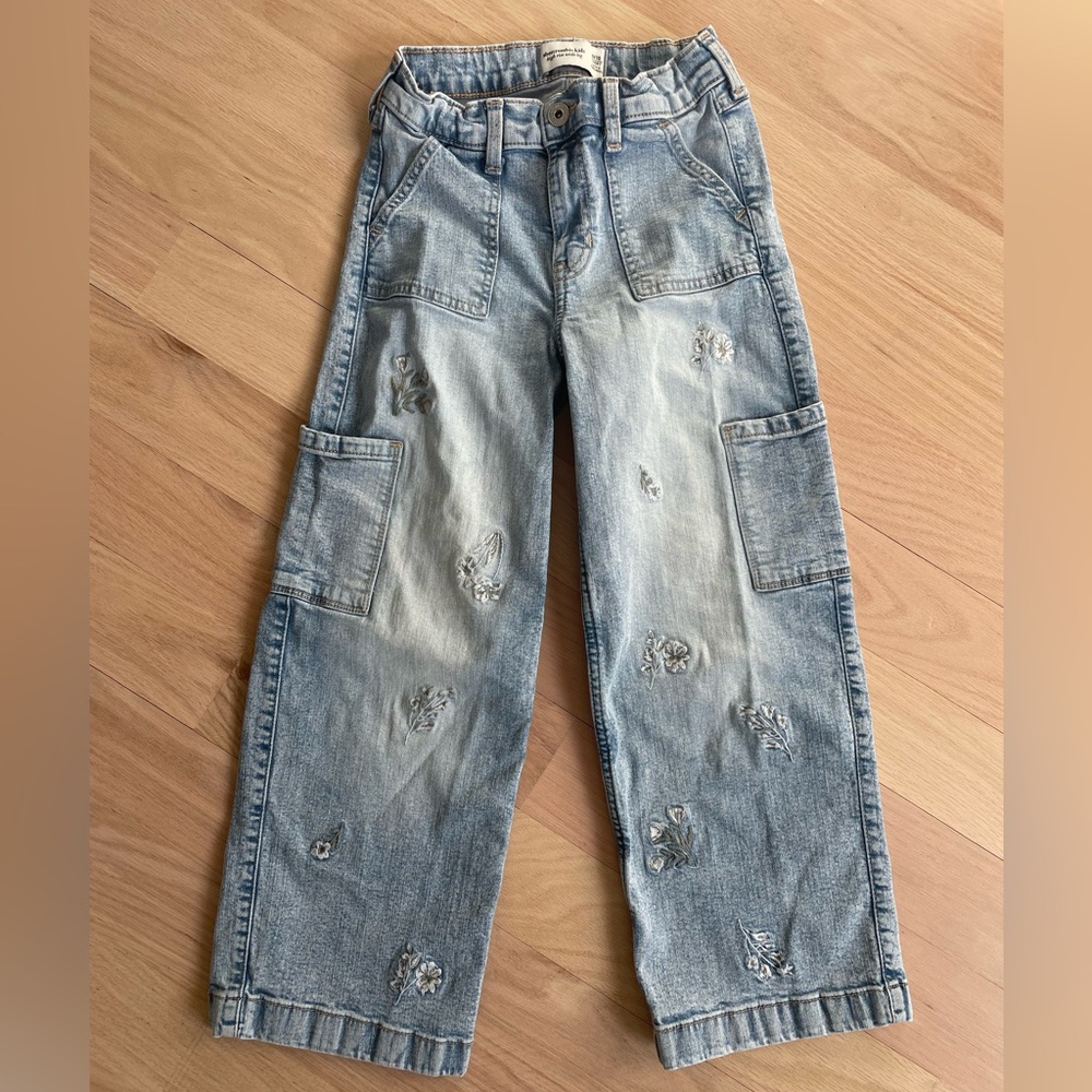 Abercrombie Kids high-rise wide-leg embroidered floral blue jeans 9/10 short